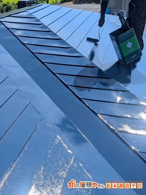 屋根の重なり部分の塗装